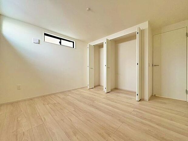 収納力がしっかりあり、明るいお部屋です。