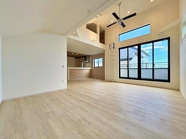 リビングはたわいもない会話を楽しみ、ゆったりとした時を過ごす安らぎの場所。家族の思い出が刻まれる大切な空間です。