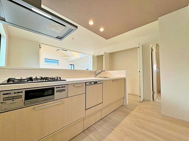 キッチンスペースです。広さも十分ありますのでご家族様並んでお料理もいいですね。