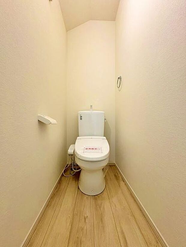 シンプルで落ち着きのあるトイレ。