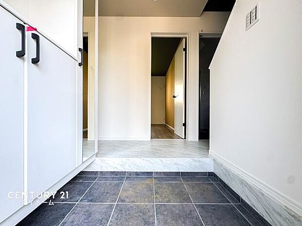 玄関を入った瞬間に予感させる、その奥に待っている新生活への期待。ここから始まる素敵な新生活を予感させます。