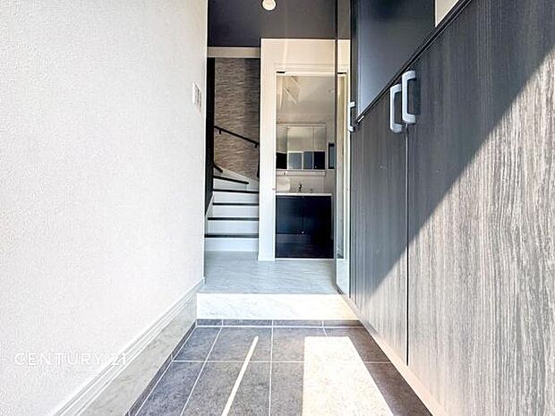 玄関を入った瞬間に予感させる、その奥に待っている新生活への期待。ここから始まる素敵な新生活を予感させます。