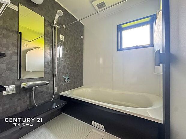 バスルームは一日の疲れを癒すくつろぎの場所。清潔感のある浴室は、心身ともに癒される特別な空間。一日の終わりに贅沢なバスタイムを。