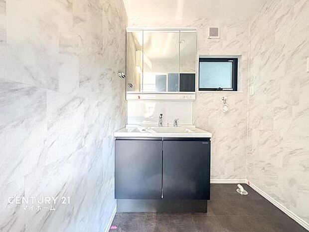 ゆとりある洗面台で一日の始まりをスッキリ迎えられます。収納力のある三面鏡の洗面台。小物が増える水回りをすっきりさせます。