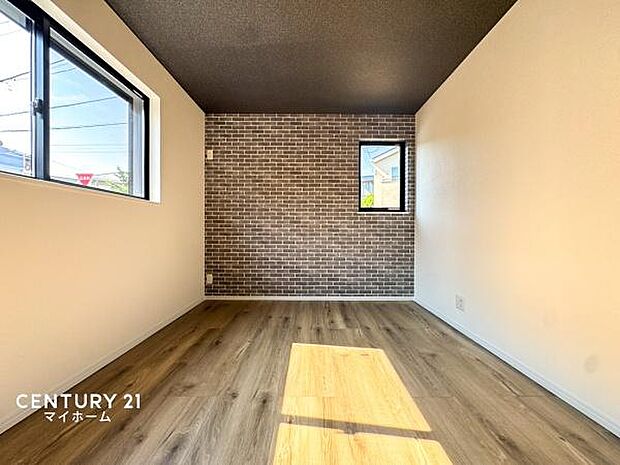 窓から明るい日差しが差し込みます。