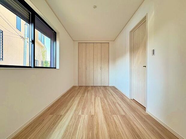 窓から明るい日差しが差し込みます。