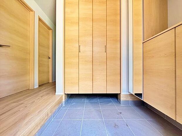 玄関を入った瞬間に予感させる、その奥に待っている新生活への期待。ここから始まる素敵な新生活を予感させます。