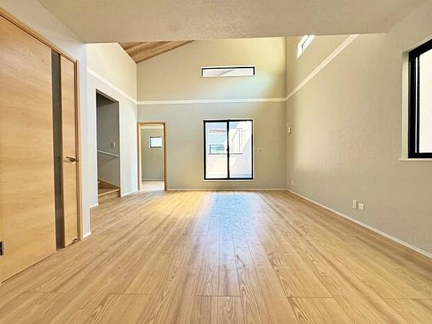 リビングはたわいもない会話を楽しみ、ゆったりとした時を過ごす安らぎの場所。家族の思い出が刻まれる大切な空間です。