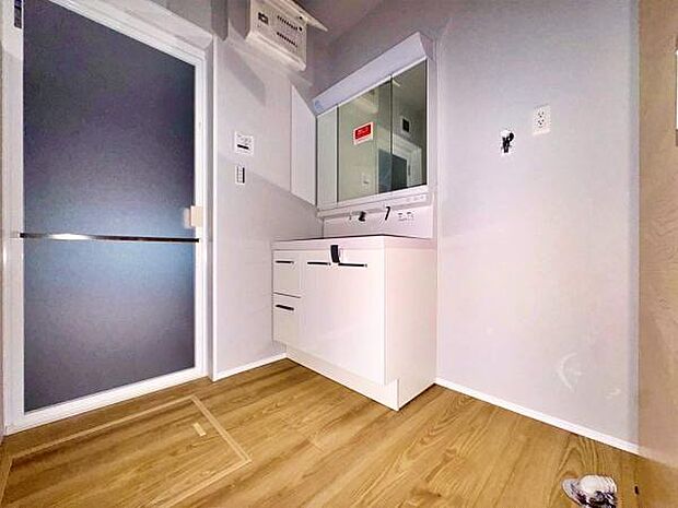 ゆとりある洗面台で一日の始まりをスッキリ迎えられます。収納力のある三面鏡の洗面台。小物が増える水回りをすっきりさせます。