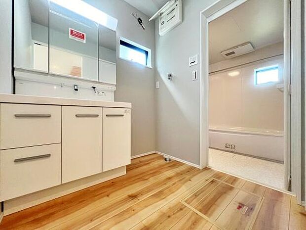 ゆとりある洗面台で一日の始まりをスッキリ迎えられます。収納力のある三面鏡の洗面台。小物が増える水回りをすっきりさせます。