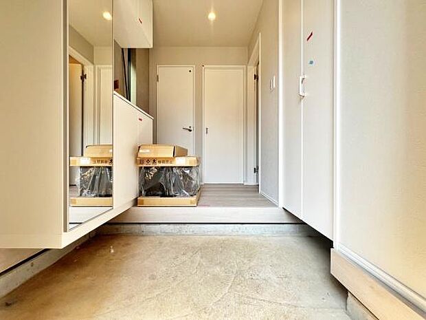 玄関を入った瞬間に予感させる、その奥に待っている新生活への期待。ここから始まる素敵な新生活を予感させます。