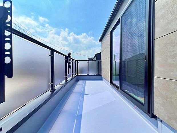 広々としたルーフバルコニーのスペース。風通し、日当たりばっちりです。