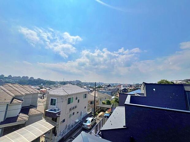 遠くまで青い空が延びてゆくその眺め。陽当たりの良さ、風通しの良さを、現地で実際に感じてみて下さい。