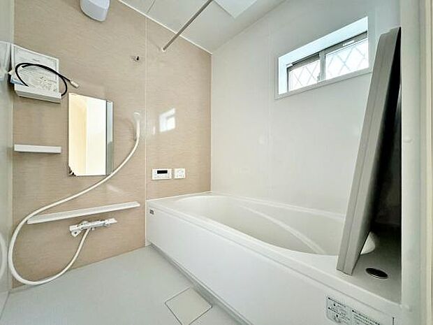 バスルームは一日の疲れを癒すくつろぎの場所。清潔感のある浴室は、心身ともに癒される特別な空間。一日の終わりに贅沢なバスタイムを。