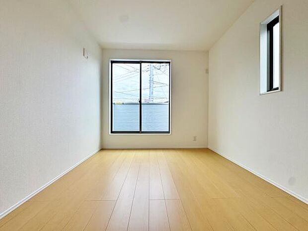 バルコニーに面した洋室。窓から明るい日差しが差し込みます。