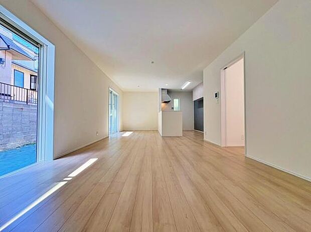 たっぷりの陽光と心地よい風が通り抜ける、開放感あふれる住空間。シンプルで美しいデザインが、日常をちょっと特別にしてくれます。