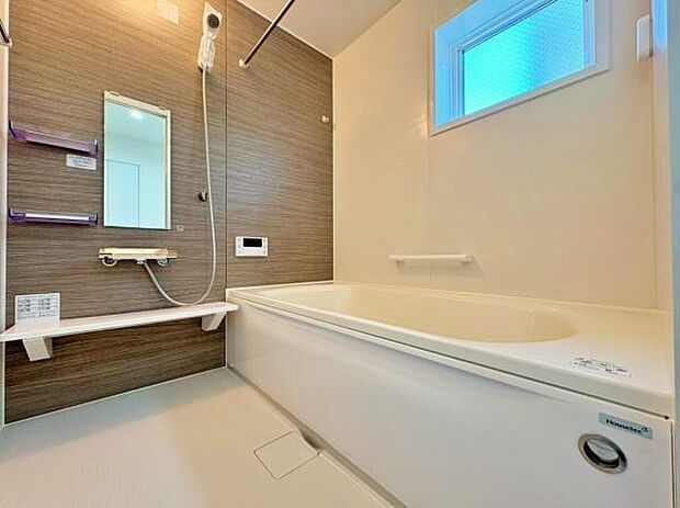 バスルームは一日の疲れを癒すくつろぎの場所。清潔感のある浴室は、心身ともに癒される特別な空間。一日の終わりに贅沢なバスタイムを。