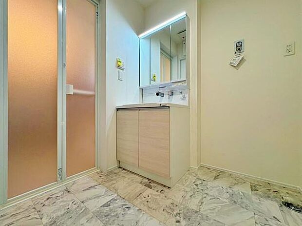 ゆとりある洗面台で一日の始まりをスッキリ迎えられます。収納力のある三面鏡の洗面台。小物が増える水回りをすっきりさせます。