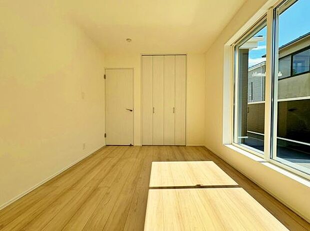 窓から明るい日差しが差し込みます。