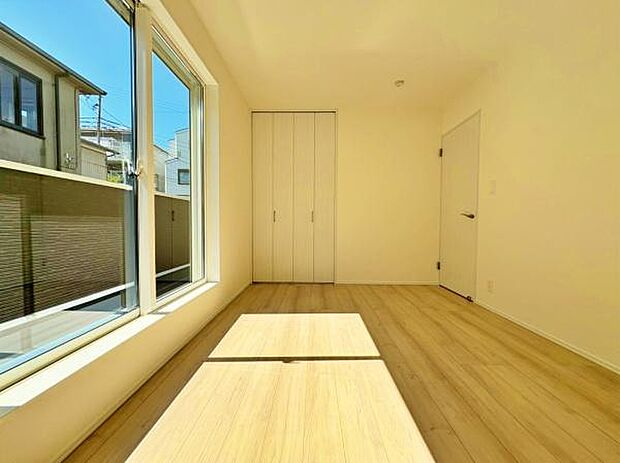 バルコニーに面した洋室。窓から明るい日差しが差し込みます。