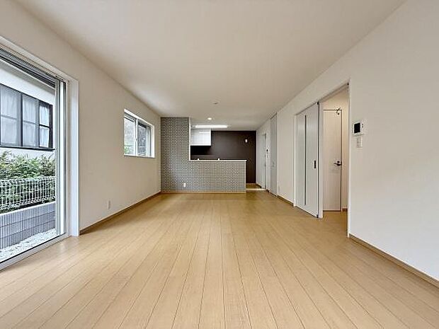 リビングはたわいもない会話を楽しみ、ゆったりとした時を過ごす安らぎの場所。家族の思い出が刻まれる大切な空間です。