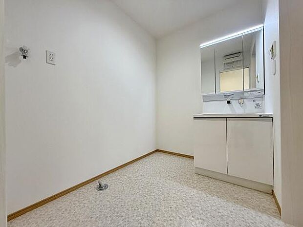 ゆとりある洗面台で一日の始まりをスッキリ迎えられます。収納力のある三面鏡の洗面台。小物が増える水回りをすっきりさせます。