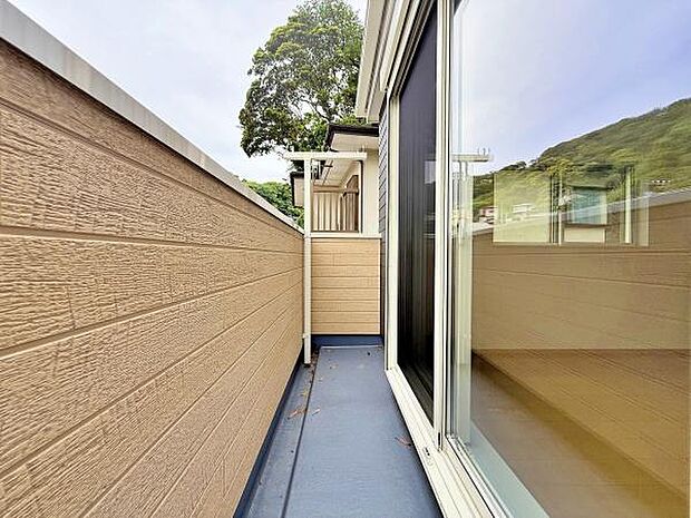 バルコニーは風通しも良く、洗濯物も早く乾きそうです。