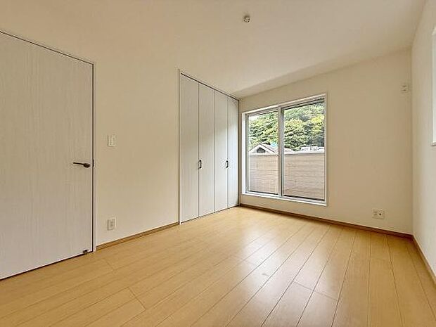 収納力がしっかりあり、明るいお部屋です。