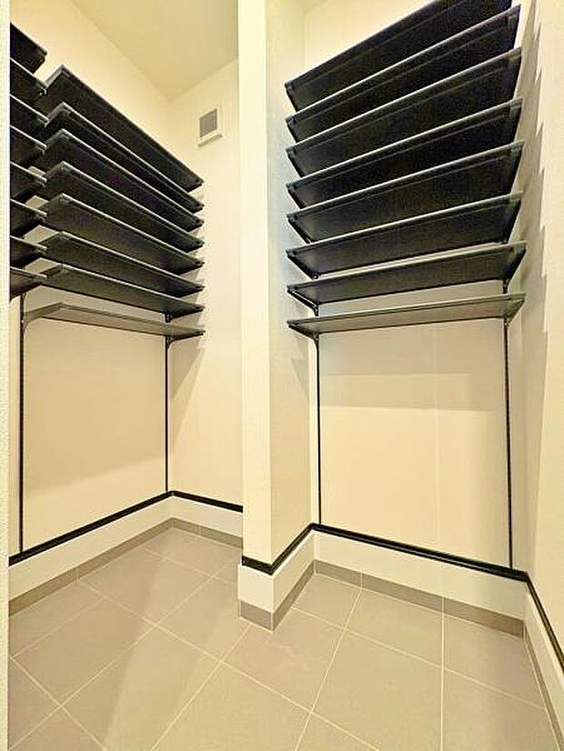 シューズインクローゼットも完備です。