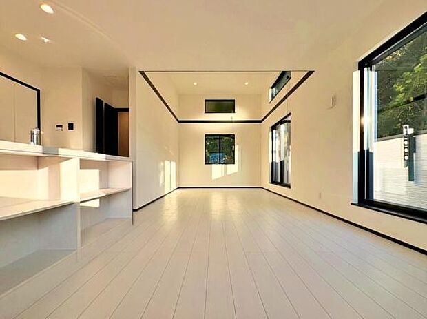 たっぷりの陽光と心地よい風が通り抜ける、開放感あふれる住空間。シンプルで美しいデザインが、日常をちょっと特別にしてくれます。