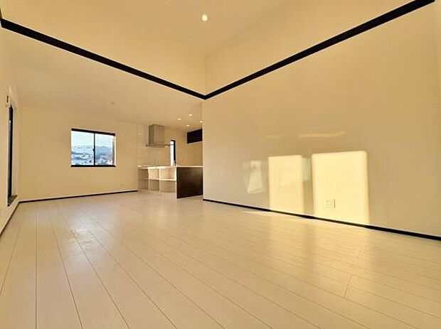 窓も多方向から風や光を取り込むことができ、開放感もあり明るいリビングでず。