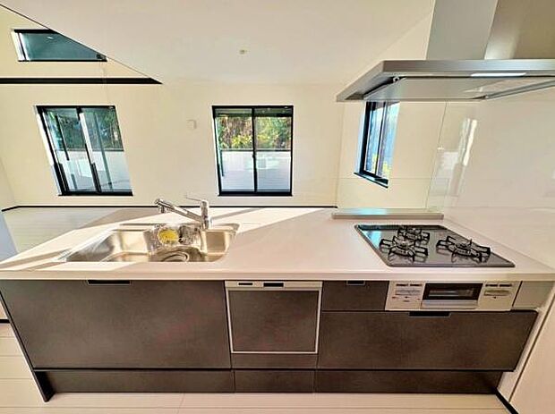 キッチンは人気の対面式♪家族と楽しくおしゃべりしながらお料理ができます。家族団らんの空間になりそうです♪