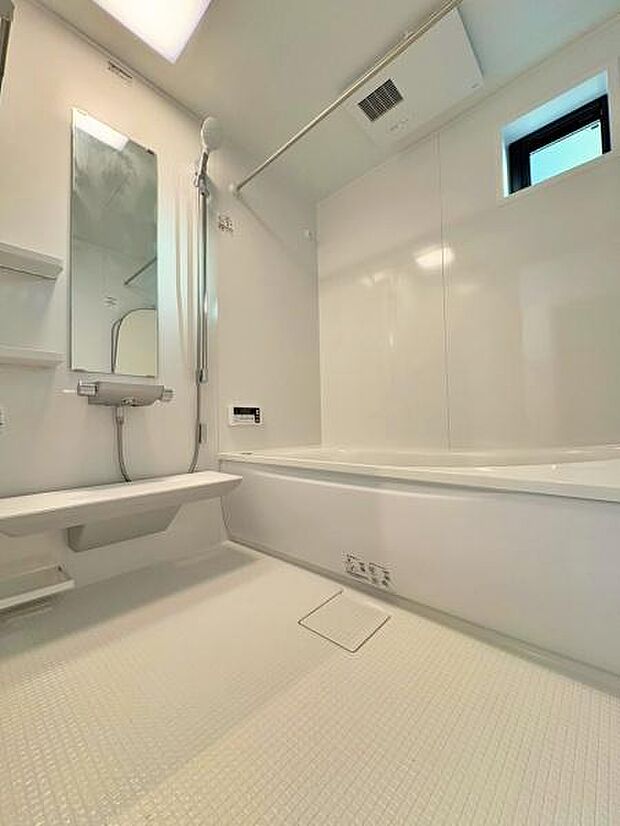 バスルームは一日の疲れを癒すくつろぎの場所。清潔感のある浴室は、心身ともに癒される特別な空間。一日の終わりに贅沢なバスタイムを。