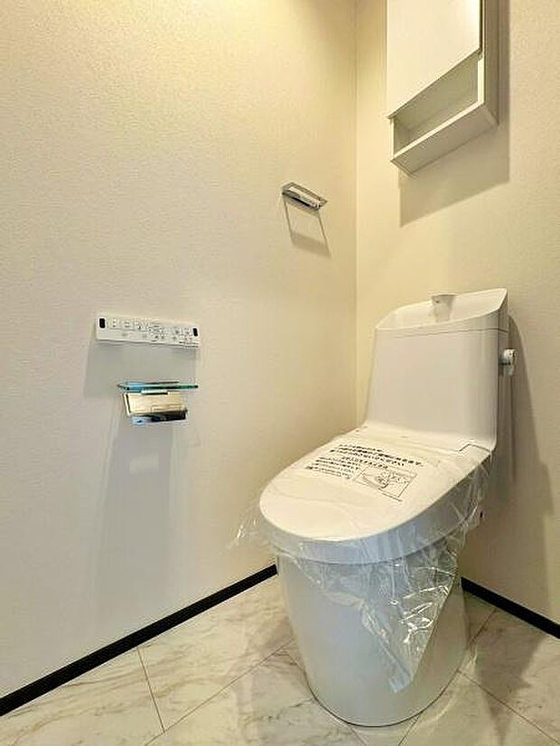 シンプルで落ち着きのあるトイレ。