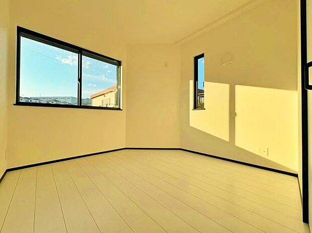 窓から明るい日差しが差し込みます。