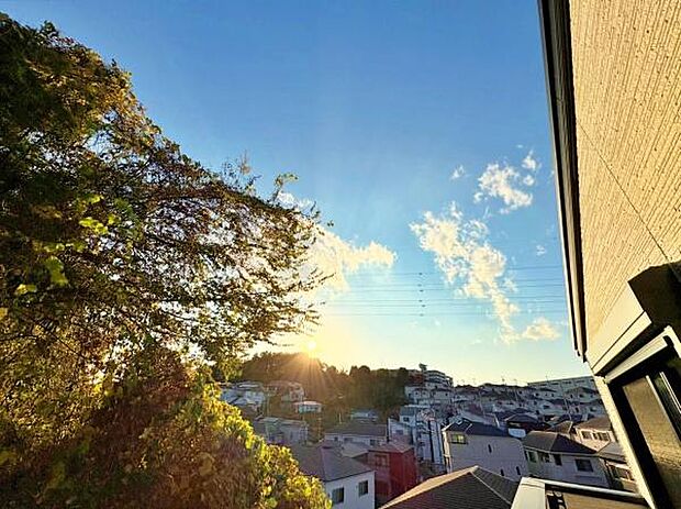 遠くまで青い空が延びてゆくその眺め。陽当たりの良さ、風通しの良さを、現地で実際に感じてみて下さい。