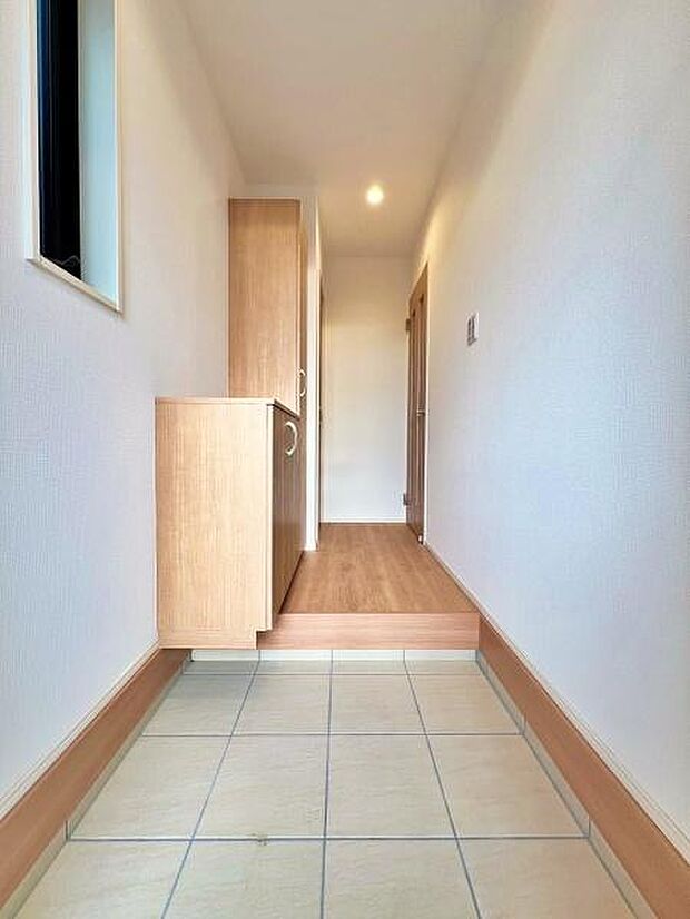 玄関を入った瞬間に予感させる、その奥に待っている新生活への期待。ここから始まる素敵な新生活を予感させます。