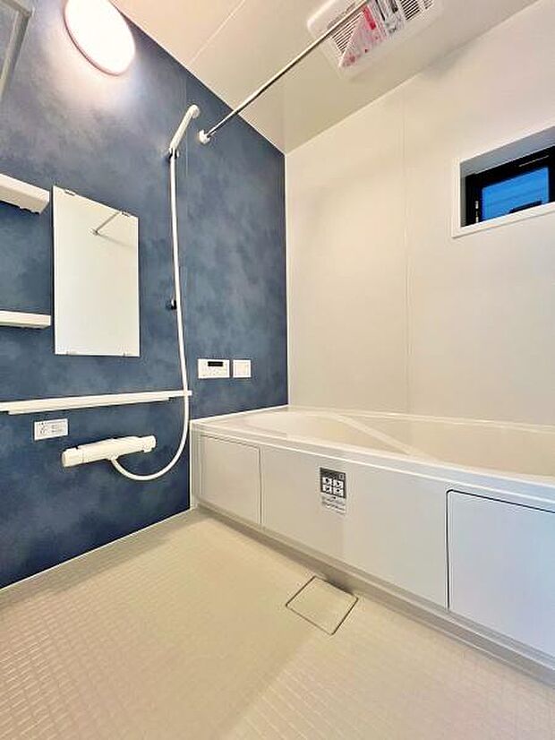 バスルームは一日の疲れを癒すくつろぎの場所。清潔感のある浴室は、心身ともに癒される特別な空間。一日の終わりに贅沢なバスタイムを。