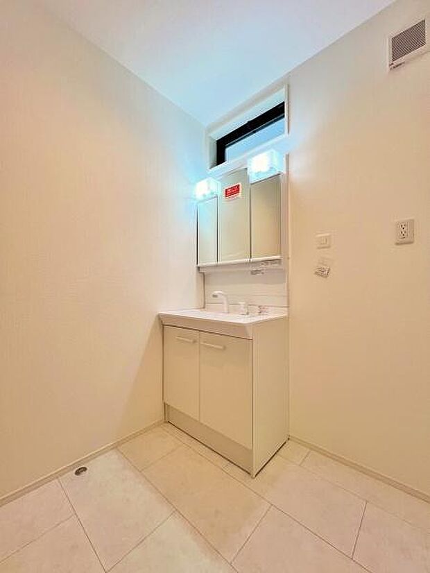 ゆとりある洗面台で一日の始まり収納スペースもありスッキリ迎えられます。