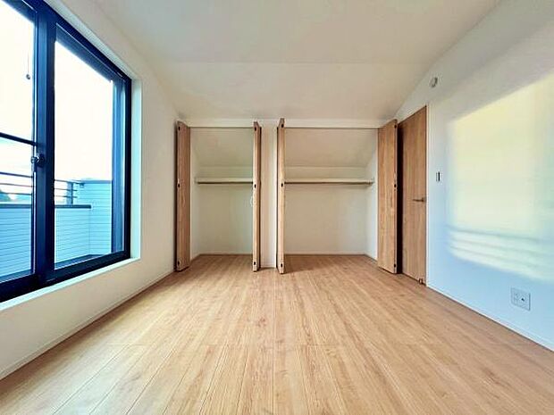 バルコニーに面した洋室。窓から明るい日差しが差し込みます。