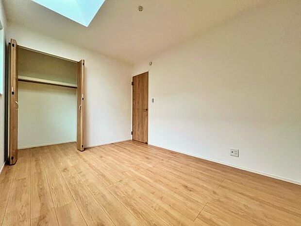 窓から明るい日差しが差し込みます。