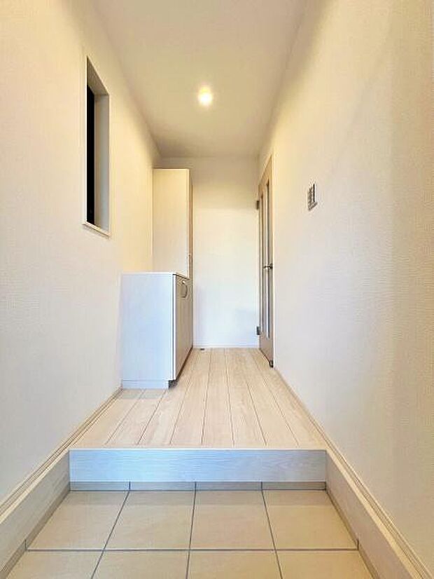 玄関を入った瞬間に予感させる、その奥に待っている新生活への期待。ここから始まる素敵な新生活を予感させます。