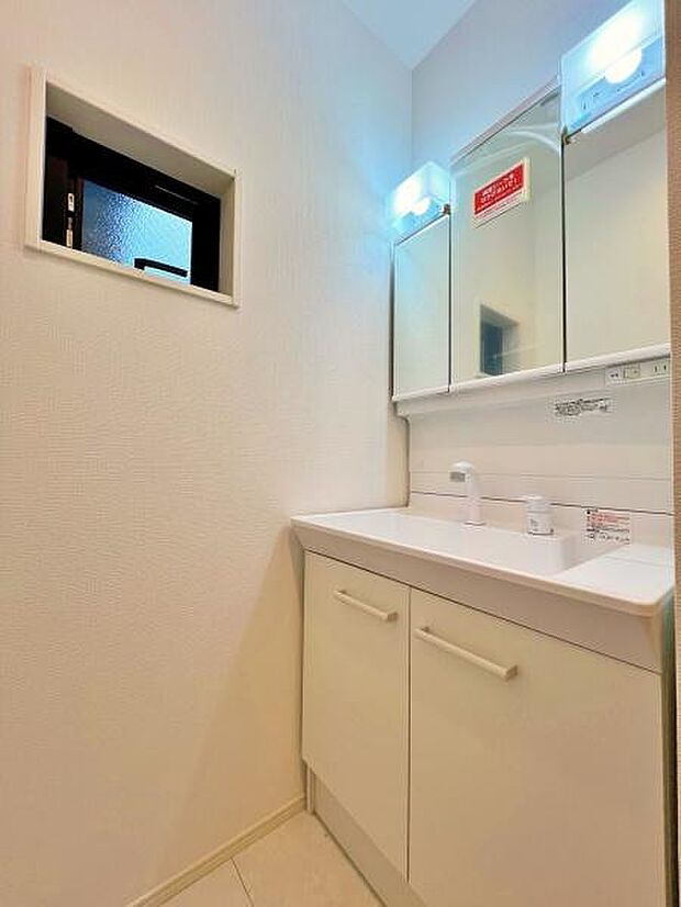 シンプルな洗面台。