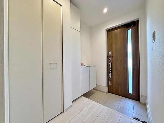 玄関を入った瞬間に予感させる、その奥に待っている新生活への期待。ここから始まる素敵な新生活を予感させます。