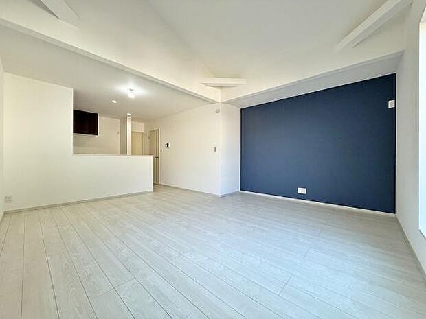 たっぷりの陽光と心地よい風が通り抜ける、開放感あふれる住空間。シンプルで美しいデザインが、日常をちょっと特別にしてくれます。