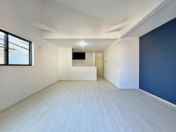 リビングはたわいもない会話を楽しみ、ゆったりとした時を過ごす安らぎの場所。家族の思い出が刻まれる大切な空間です。