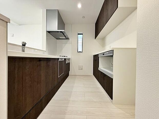 キッチンは人気の対面式♪家族と楽しくおしゃべりしながらお料理ができます。家族団らんの空間になりそうです♪