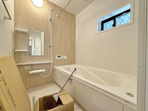 バスルームは一日の疲れを癒すくつろぎの場所。清潔感のある浴室は、心身ともに癒される特別な空間。一日の終わりに贅沢なバスタイムを。