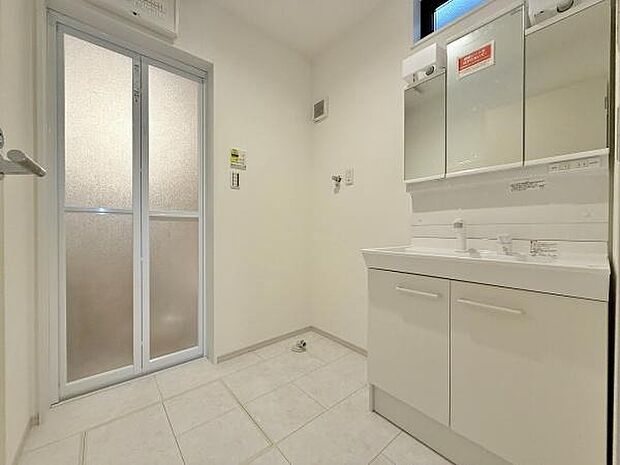 ゆとりある洗面台で一日の始まりをスッキリ迎えられます。収納力のある三面鏡の洗面台。小物が増える水回りをすっきりさせます。