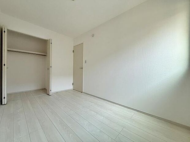 収納もしっかりあって、使いやすい洋室です。